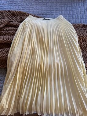 French connection butter yellow pleated skirt. Size XS. NWT